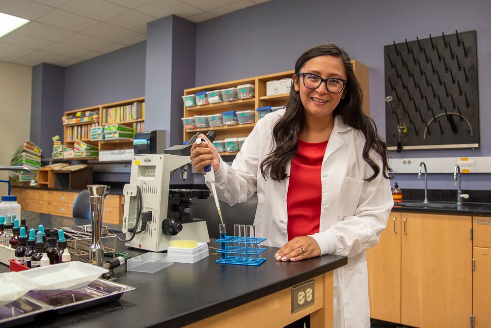 Edlin Maldonado-Fuller working in the lab