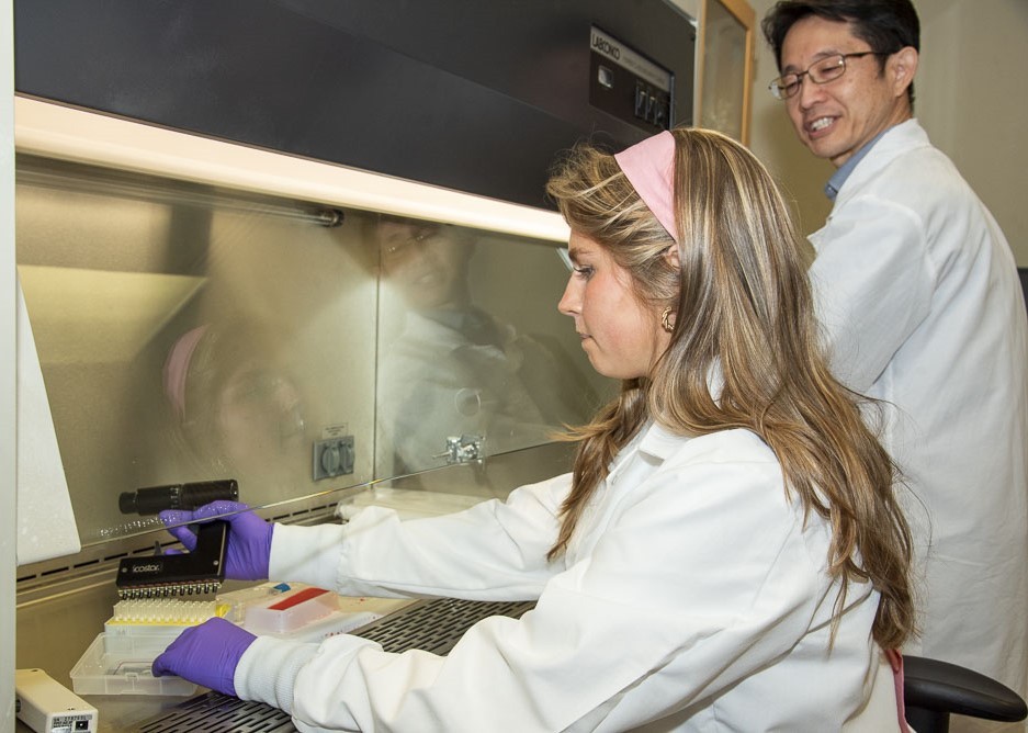 Siobain Knox working with professor in lab